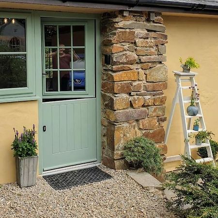 The Bothy Near Tenby, Big Projector Screen, Four-Poster Bed, On-Site Hot Tub Access Via Spa Pack, Breakfast Екстер'єр фото