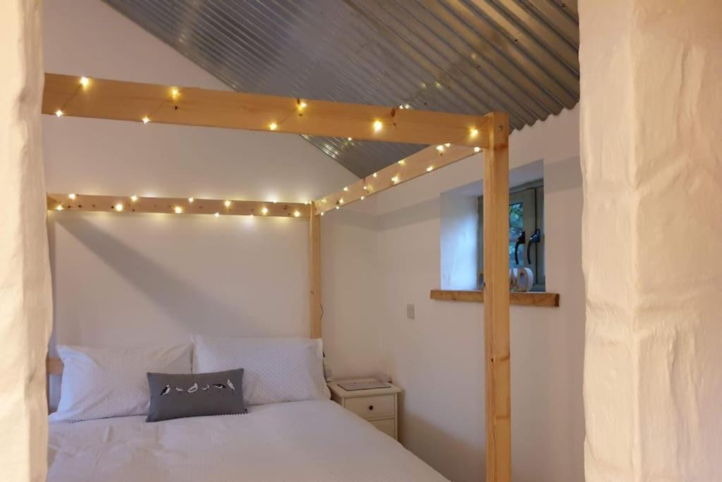 The Bothy Near Tenby, Big Projector Screen, Four-Poster Bed, On-Site Hot Tub Access Via Spa Pack, Breakfast Екстер'єр фото