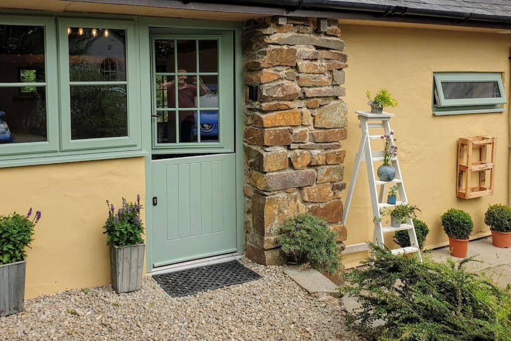 The Bothy Near Tenby, Big Projector Screen, Four-Poster Bed, On-Site Hot Tub Access Via Spa Pack, Breakfast Екстер'єр фото