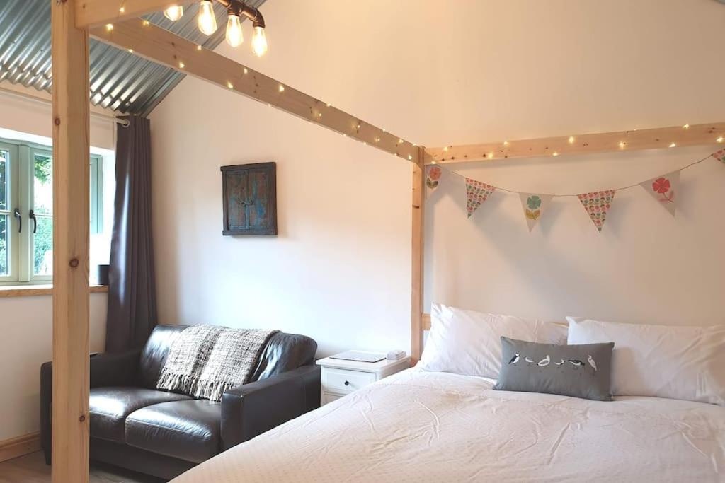 The Bothy Near Tenby, Big Projector Screen, Four-Poster Bed, On-Site Hot Tub Access Via Spa Pack, Breakfast Екстер'єр фото